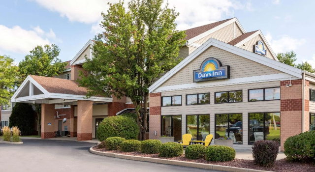 Четырёхместный номер Standard Days Inn & Suites by Wyndham Madison
