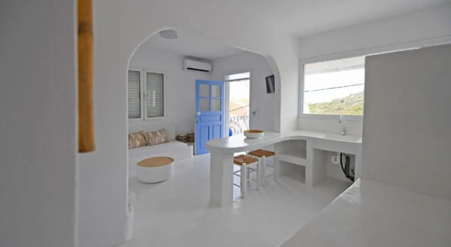 Апартаменты Fully renovated 2 bedroom apartment near the restaurants and shops in Ioulida, Kea