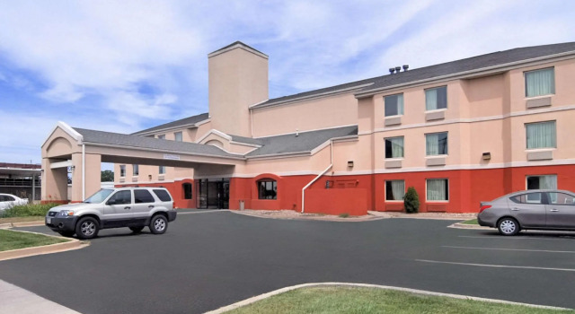 Кровать в общем номере AmericInn by Wyndham Urbana Champaign University Area