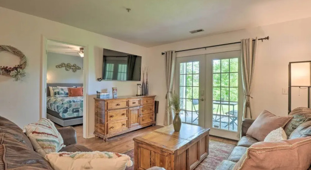 Апартаменты Sun-soaked Lake Taneycomo Condo w/ Furnished Patio