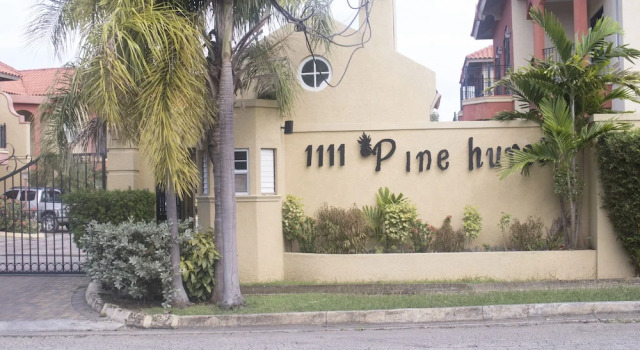 Pine Hurst Suites, Rezervovat Hotel Hotely v Montego Bay Coast s parkováním, Parkování
