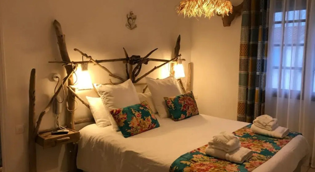 Hôtel Le Neptune en Camargue, Забронировать Отель Сент-Мари-де-ла-Мер Камарг, рядом с Церковь Сент-Мари-де-ла-Мер