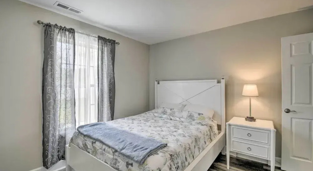 3 Mi to Golf: Loris Home w/ Big Private Yard!, Rezervați Casă de vacanță Loris Statele Unite ale Americii