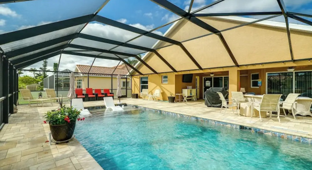 Коттедж 8 Mi to Beach: Cape Coral Home w/ Lanai + Pool