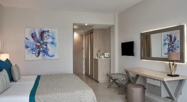 Двухместный номер Standard с балконом и с видом на бассейн Atlantica Aeneas Resort