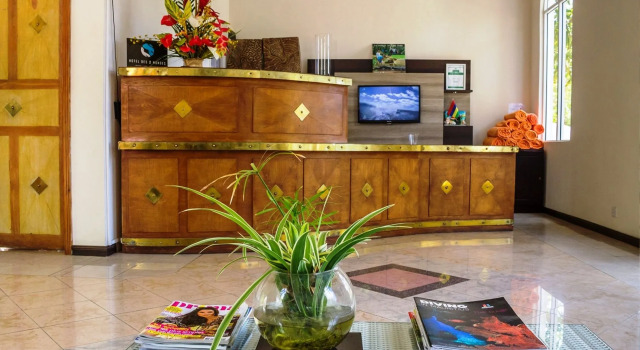 Hôtel Des 2 Mondes, Забронировать Отель Отели Мон-Шуази с завтраком, рядом с Mont Choisy Le Golf, Завтраки