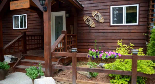 Шале Deluxe Cedar House Restaurant & Chalets