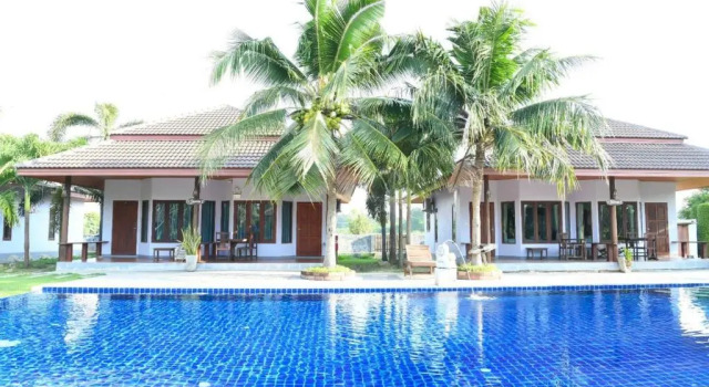 Коттедж с 2 комнатами Waterside Resort