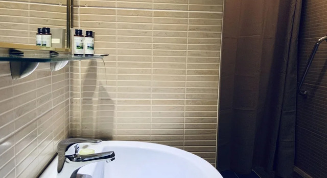Четырёхместный семейный номер Standard с красивым видом из окна Akrotiri Hotel