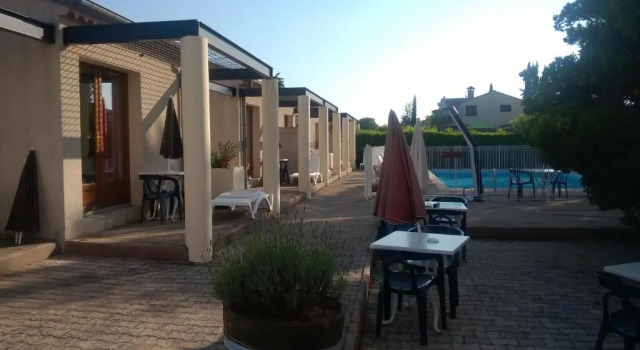 Двухместный номер Standard с видом на бассейн Hôtel Restaurant Douce France