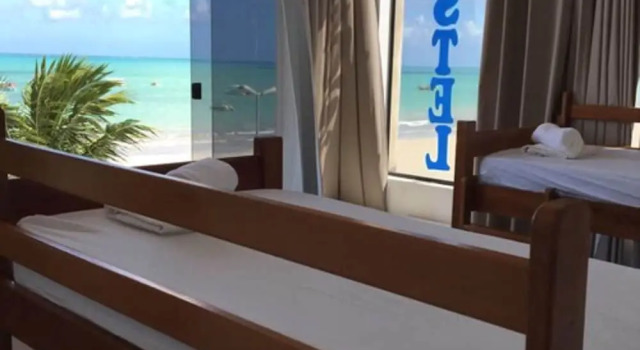Кровать в общем номере с 4 комнатами с красивым видом из окна Maraga Beach Hostel