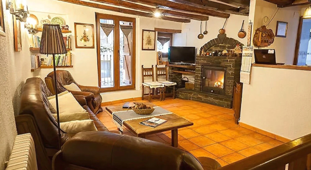 Casa Macià, Book Hotel Rialp 