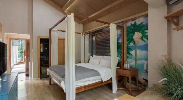 Люкс с балконом Mount Qingcheng Banshan Guishu Private Hot Spring Homestay