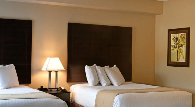 Boulders Inn & Suites Polk City, Buchen Sie Hotel Polk City Iowa