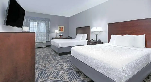 Четырёхместный номер Deluxe La Quinta by Wyndham Tulsa Airport / Expo Square