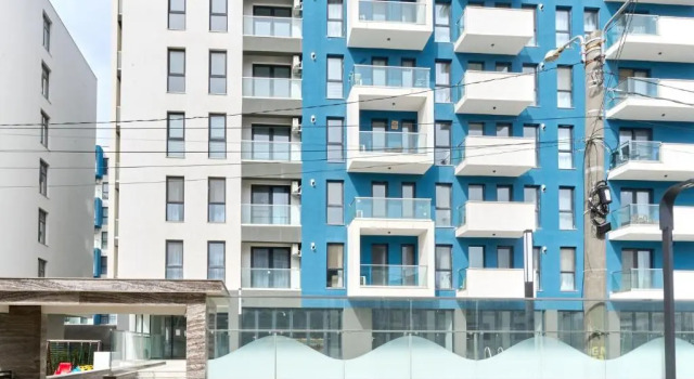 Sunflower 2BR Apartment in Nord10- parking n pool, Varaa Huoneisto Hotellit Mamaia-Sat pysäköinnillä, Pysäköinti