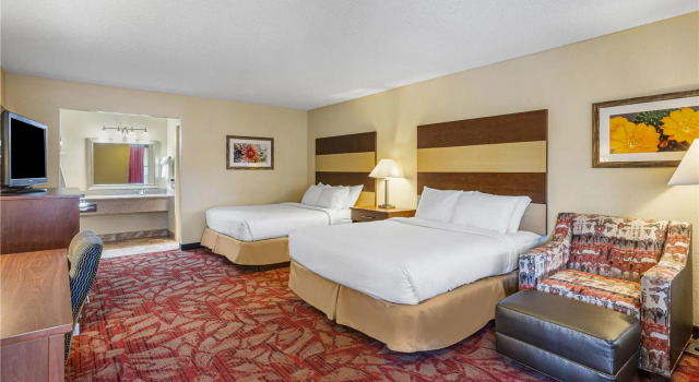 Четырёхместный номер Standard с видом на внутренний двор Best Western Pine Springs Inn
