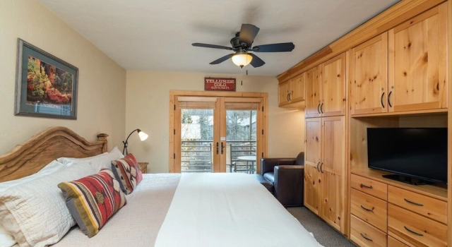 Clean, Cozy Riverside Condo, Walk Everywhere @ Viking Lodge 212 1 Bedroom Condo by RedAwning