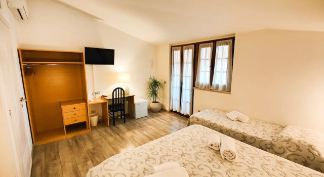 Трёхместный номер Comfort с балконом Albergo B&B Tenesi