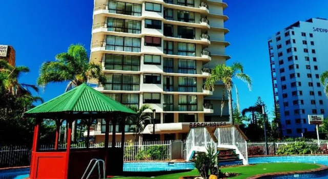 Кровать в общем номере с 2 комнатами ULTIQA Beach Haven on Broadbeach