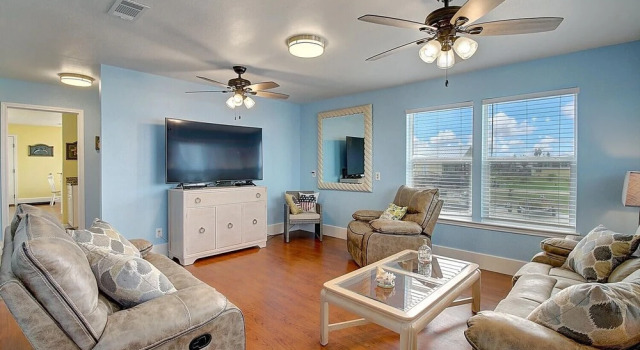 Flagship Home in Copano Bay by Redawning, Book Hotel Hoteller i Rockport med parkering, Parkering