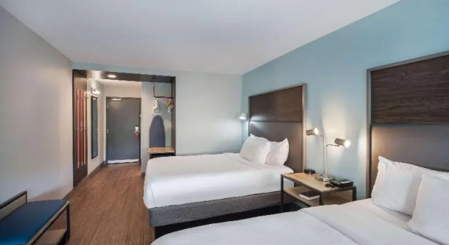 Шестиместный номер Standard Tru by Hilton Warsaw