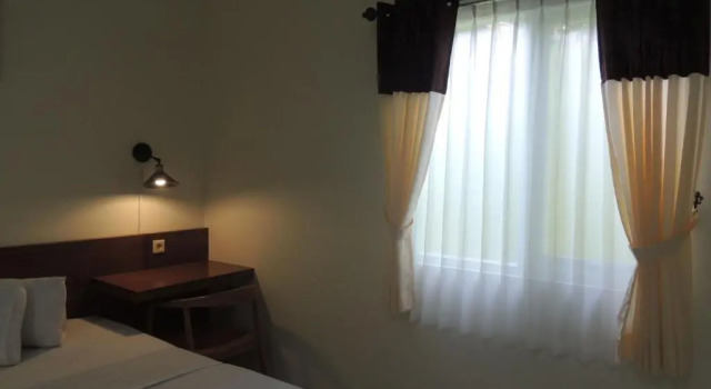 Camera Deluxe Wisma Tamu UKSW