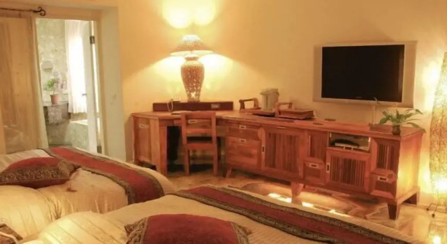 Четырёхместный семейный номер Standard с балконом Swan Lake Villa Resort