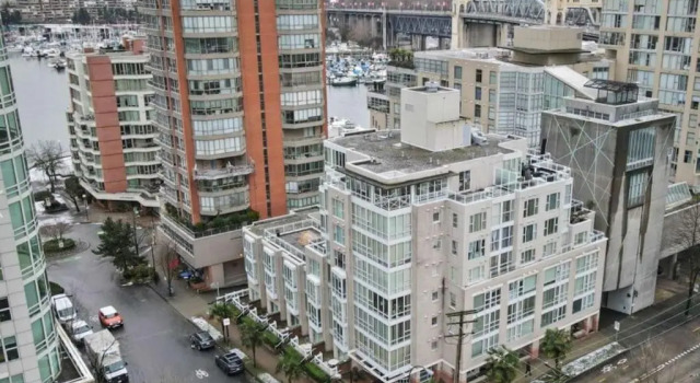 Апартаменты 1BD+Den condo, with free parking in Downtown!