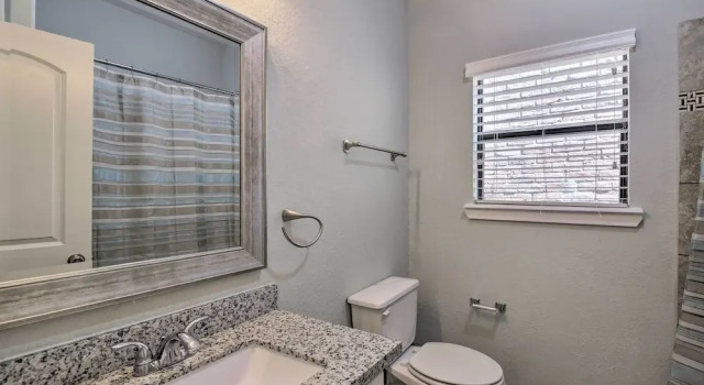 Коттедж Spacious Houston Home ~ 16 Mi to NRG Stadium!