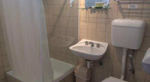 Семейный номер Standard Ambassador Motor Inn