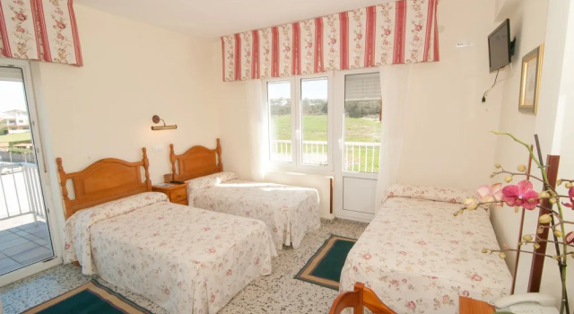 Трёхместный номер Standard с балконом и с видом на море Hotel Costa de Ajo