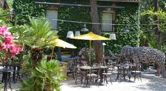 Hôtel O Mamma Mia, Забронировать Отель Отели Лурмарен с парковкой, рядом с Замок Лурмарин, Парковка