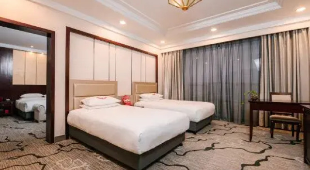 Семейный люкс Chunlan Business Hotel