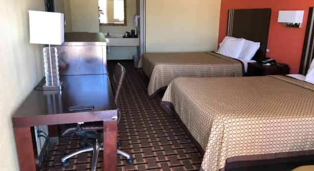 Четырёхместный номер Standard La Grange Executive Inn and Suites