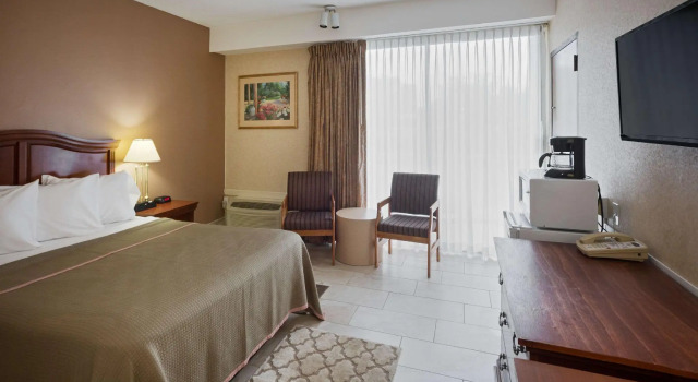 Двухместный люкс Howard Johnson by Wyndham Toms River