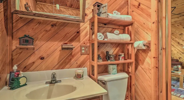 Коттедж с 2 комнатами с балконом Deck & Private Hot Tub! Maggie Valley Mtn Cabin