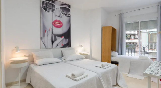 GR1-XL Apt for big groups-15min on foot to old town, Забронировать Отель Отели Малаги с парковкой, рядом с Музей Хорхе Рандо, Парковка