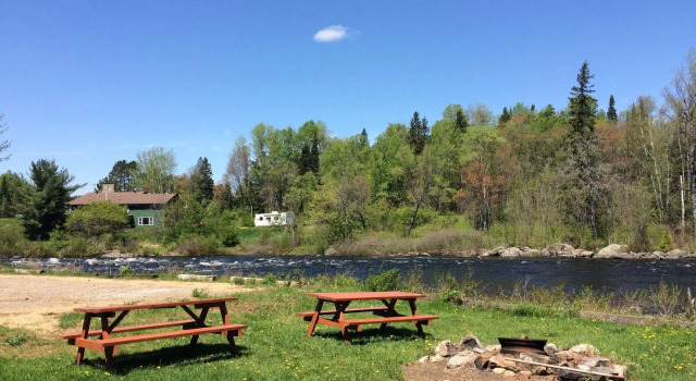Algonquin River Inn, Varaa Hotelli  