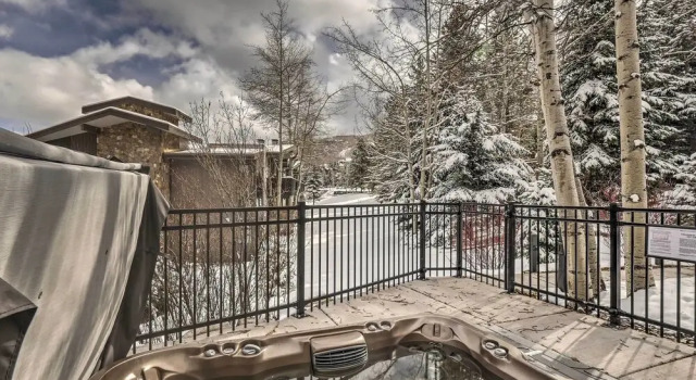 Ski-in/out Snowmass Condo w/ Community Hot Tub!