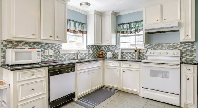 Коттедж Walk to Shops & Dining: Houston Heights Home!