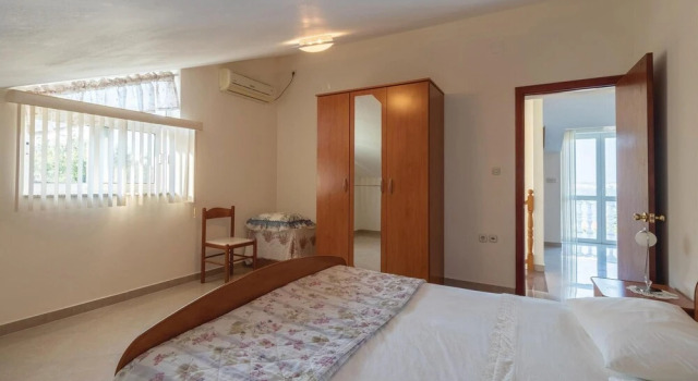 Nice Home in Poljana With Wifi and 4 Bedrooms