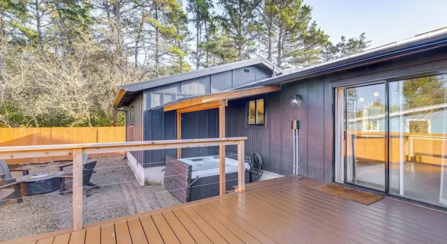 Коттедж Modern Oregon Cottage w/ Hot Tub: Walk to Beach!