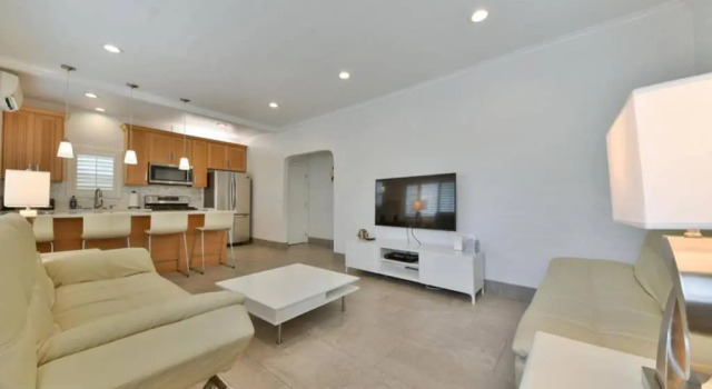 Апартаменты Superior 1000#1 Contemporary Home w/ Parking, Grill, & AC!