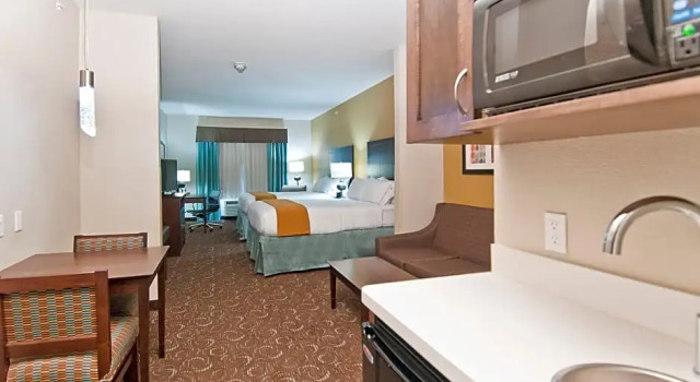 Четырёхместный люкс c 1 комнатой Holiday Inn Express & Suites San Antonio Frost Bank Center by IHG