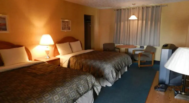 Четырёхместный номер Standard Kings Inn Near the Falls