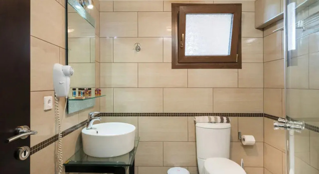 Четырёхместный номер Standard с балконом Areti Suites