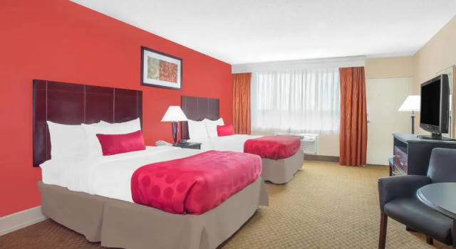 Четырёхместный номер Standard Ramada Plaza by Wyndham Fayetteville Fort Bragg Area