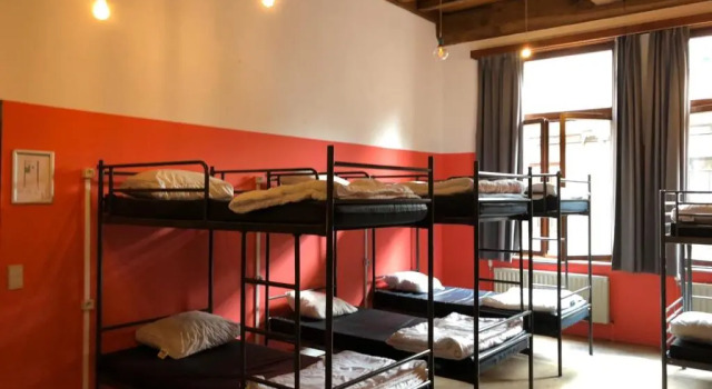 Кровать в общем номере с красивым видом из окна Antwerp City Hostel