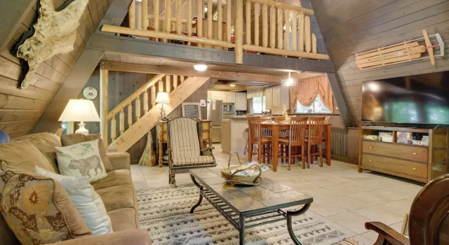 Коттедж с 2 комнатами с балконом Snuggle Inn in the Heart of Chalet Village
